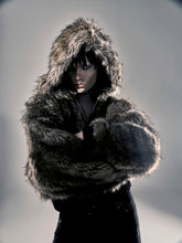 Lade das Bild in den Galerie-Viewer, SSSS - UNISEX - Wilder faux fur - Jacket
